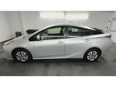 Used 2018 Toyota Prius Two w/ Prius Two Safety Plus Package FWD image 5