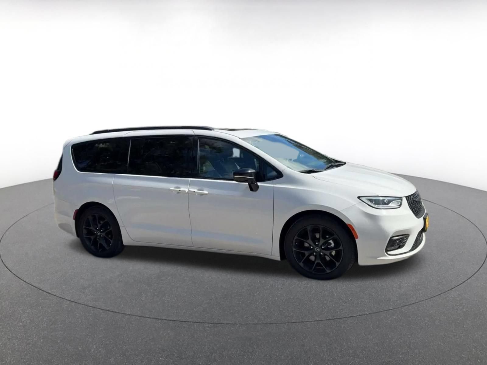 Used 2025 Chrysler Pacifica Limited FWD image 2