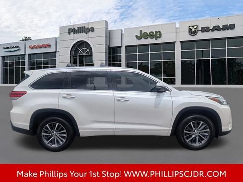 Used 2017 Toyota Highlander XLE FWD image 3