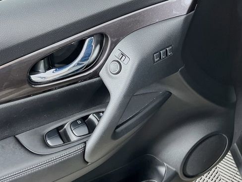 Used 2019 Nissan Rogue SV w/ Sun & Sound Touring Package image 17