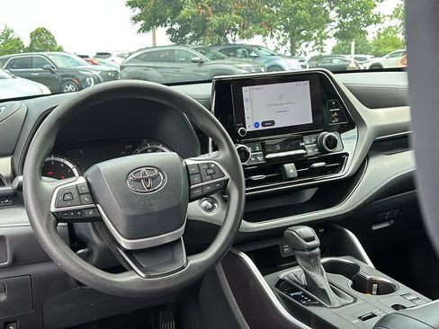 Used 2023 Toyota Highlander L FWD image 13