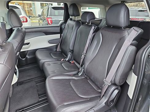 Used 2024 Kia Carnival LX image 10