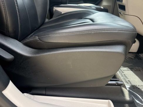 Used 2023 Chrysler Pacifica Touring-L FWD image 13