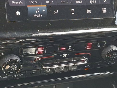 Certified 2023 Jeep Grand Cherokee Laredo w/ Luxury Tech Group I image 19