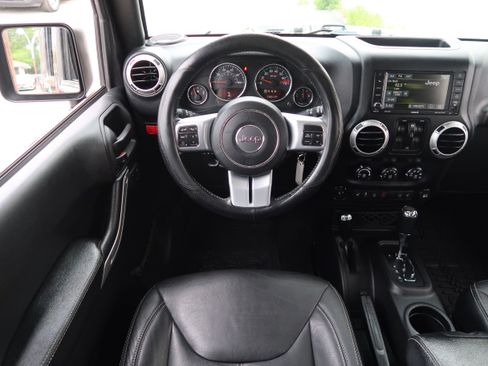 Used 2016 Jeep Wrangler Unlimited Rubicon AWD/4WD image 14