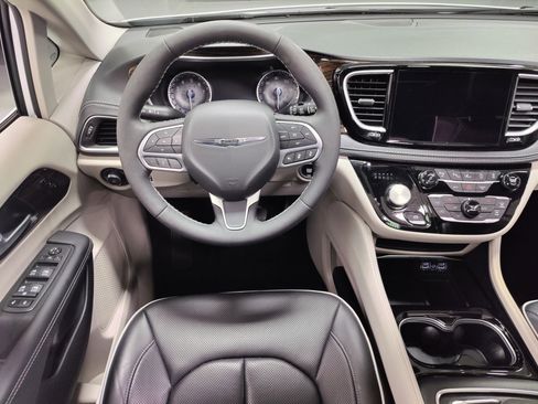 Used 2024 Chrysler Pacifica Limited image 26