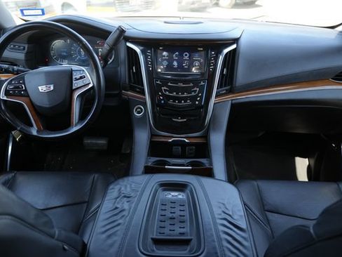 Used 2017 Cadillac Escalade ESV Luxury AWD/4WD image 17