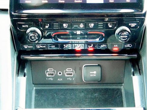 Used 2024 Jeep Grand Cherokee L Limited w/ Luxury Tech Group II image 13