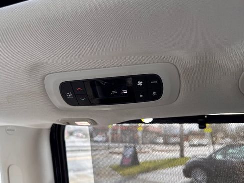 Used 2017 Chrysler Pacifica Limited image 54