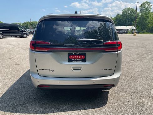 New 2026 Chrysler Pacifica Limited w/ Uconnect Theater Family Group FWD image 6