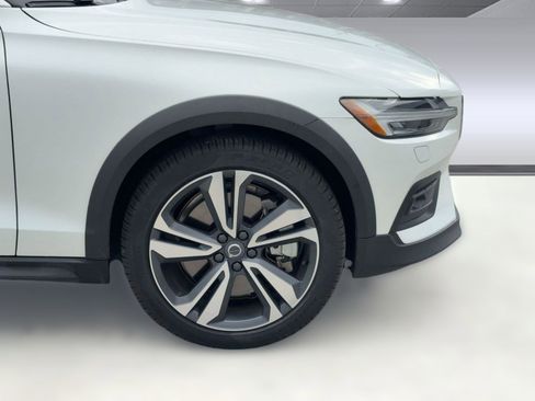 Certified 2025 Volvo V60 B5 Cross Country Plus image 12