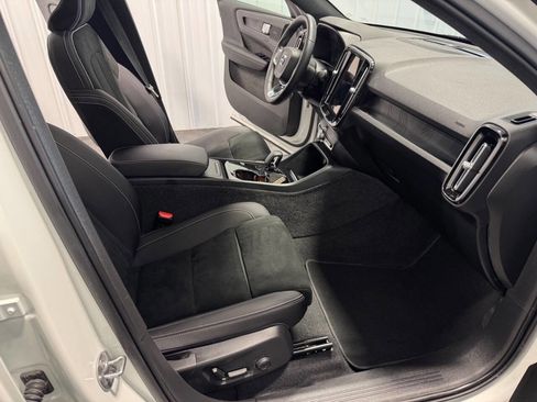 Used 2022 Volvo C40 P8 Recharge Ultimate image 21