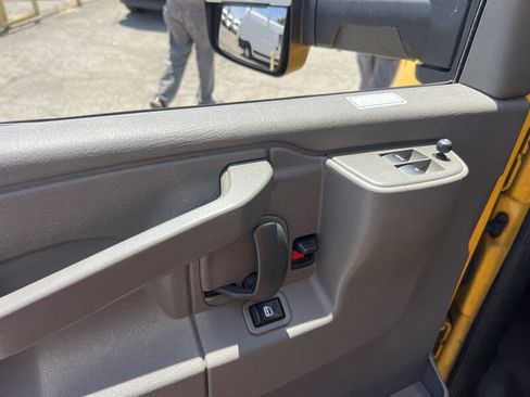Used 2021 GMC Savana 3500 Extended w/ Power Convenience Package RWD image 9
