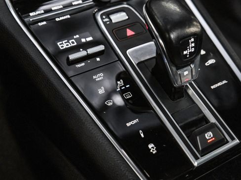 Used 2018 Porsche Panamera 4 image 24