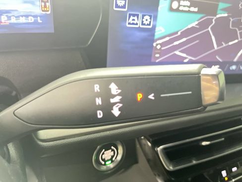 Used 2025 Chevrolet Traverse LT FWD image 24