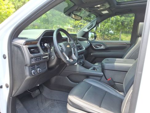 Used 2023 Chevrolet Suburban Premier w/ Premium Package 2 AWD/4WD image 25