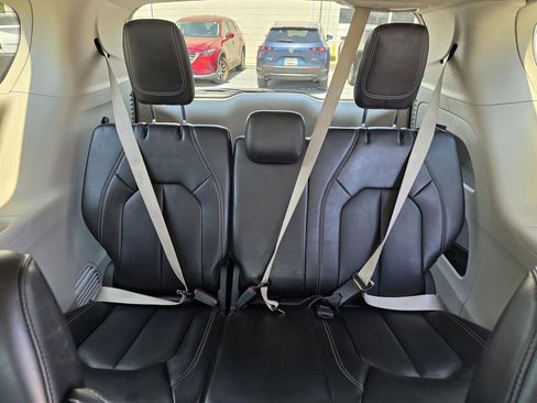 Used 2023 Chrysler Pacifica Touring-L FWD image 29