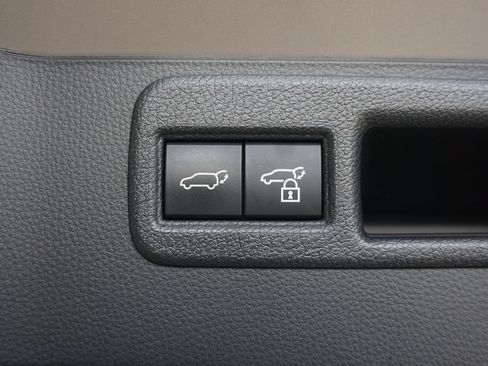 Certified 2024 Toyota Venza XLE AWD/4WD image 18