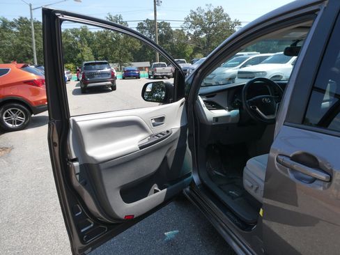 Used 2017 Toyota Sienna LE AWD/4WD image 11