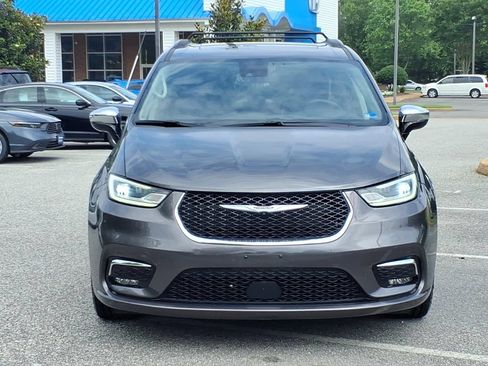 Used 2023 Chrysler Pacifica Limited FWD image 2