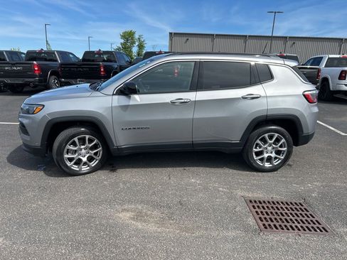 Used 2023 Jeep Compass Latitude AWD/4WD image 4