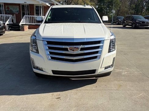 Used 2015 Cadillac Escalade Luxury image 8