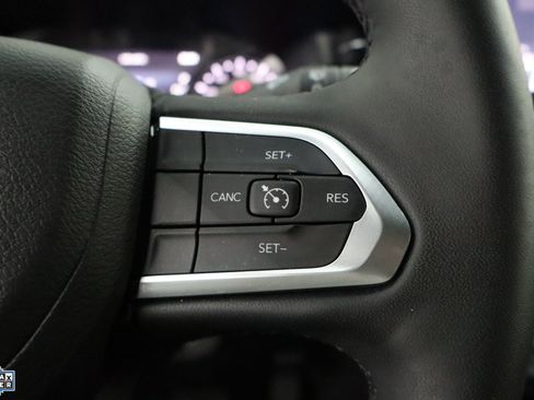 Used 2025 Jeep Compass Latitude image 18