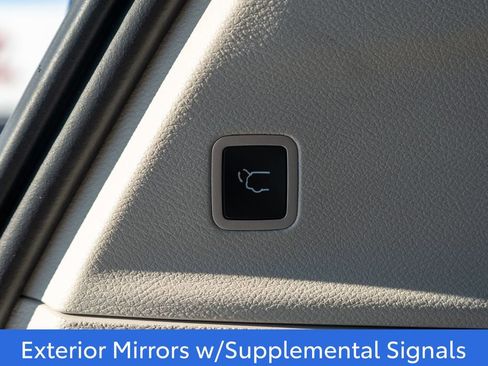 Used 2024 Chrysler Pacifica Select image 11