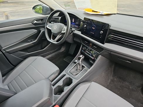 Used 2025 Volkswagen Jetta SE FWD image 14