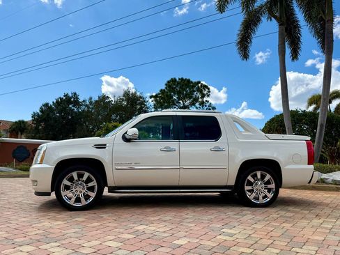 Used 2013 Cadillac Escalade EXT Luxury image 2