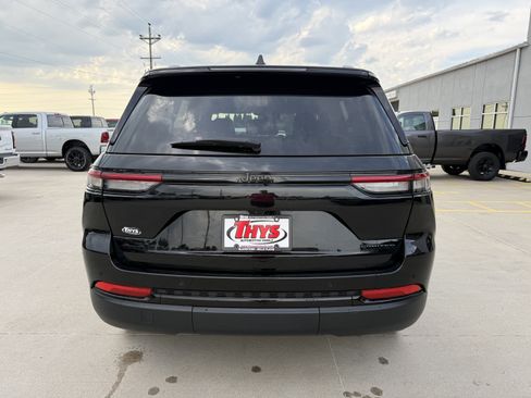 Used 2023 Jeep Grand Cherokee Limited w/ Black Appearance Package AWD/4WD image 40