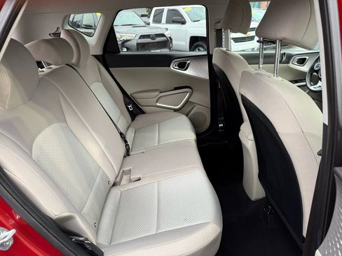 Used 2022 Kia Soul LX image 18