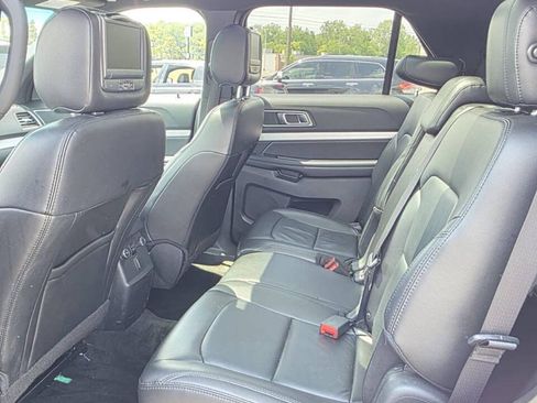 Used 2017 Ford Explorer XLT w/ Equipment Group 202A AWD/4WD image 17