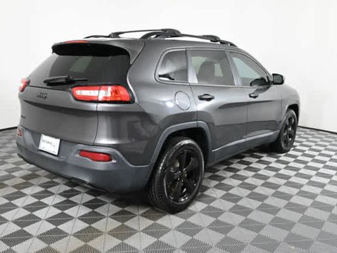 Used 2017 Jeep Cherokee Sport image 7