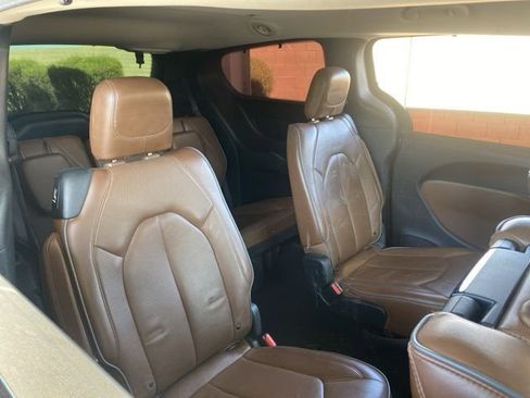 Used 2017 Chrysler Pacifica Limited w/ UConnect Theater Package FWD image 6