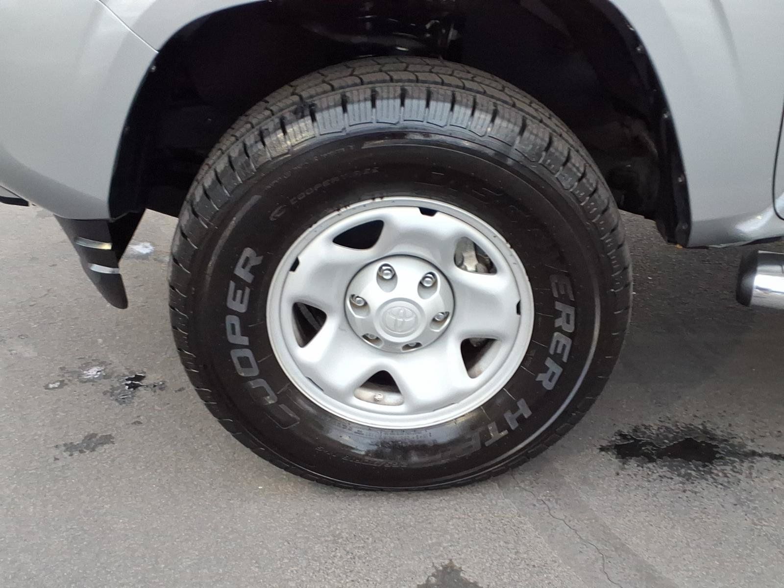 Used 2016 Toyota Tacoma SR5 w/ Towing Package RWD image 9