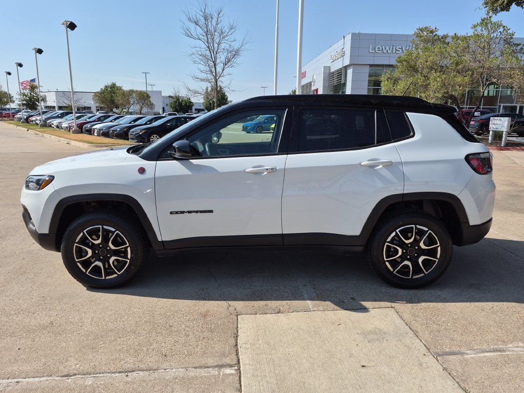 Used 2025 Jeep Compass Trailhawk AWD/4WD image 4