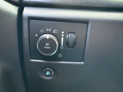 Used 2018 Jeep Grand Cherokee Laredo image 23