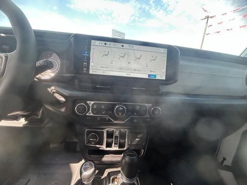 Used 2024 Jeep Gladiator Sport AWD/4WD image 12