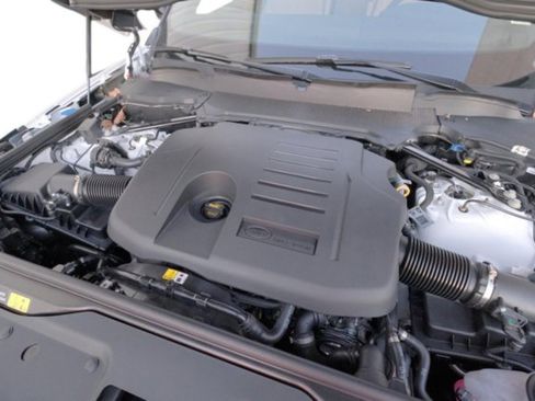 Used 2025 Land Rover Discovery Dynamic SE AWD/4WD image 9