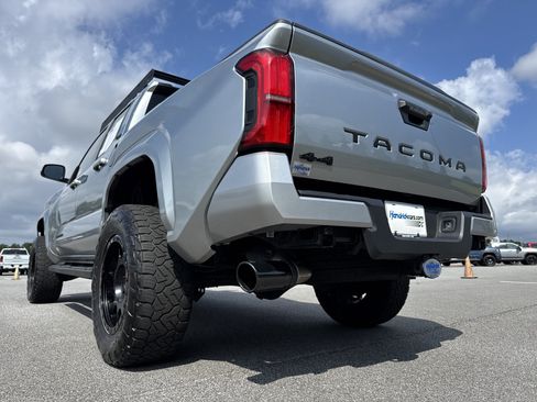 Used 2025 Toyota Tacoma SR5 AWD/4WD image 8