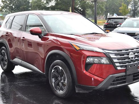 Used 2024 Nissan Rogue SV image 2