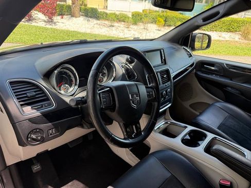 Used 2019 Dodge Grand Caravan SXT FWD image 10