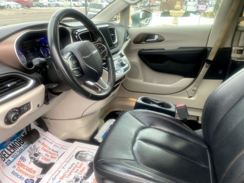 Used 2018 Chrysler Pacifica Touring-L w/ Tire & Wheel Group image 14