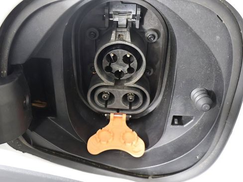 Used 2022 Chevrolet Bolt EUV LT w/ Comfort Package image 16