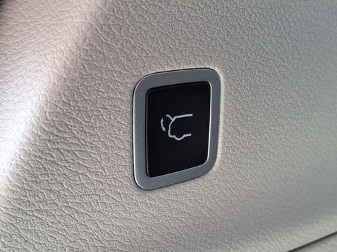 Used 2024 Chrysler Pacifica Limited FWD image 16