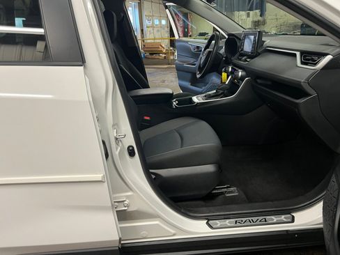 Used 2022 Toyota RAV4 LE image 32