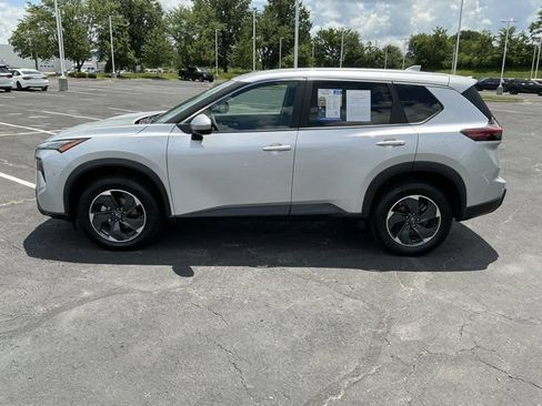 Used 2024 Nissan Rogue SV AWD/4WD image 9