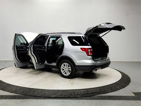 Used 2018 Ford Explorer XLT w/ Equipment Group 202A image 13