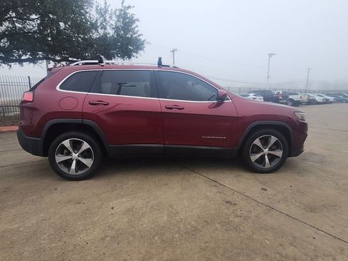 Used 2019 Jeep Cherokee Limited image 2